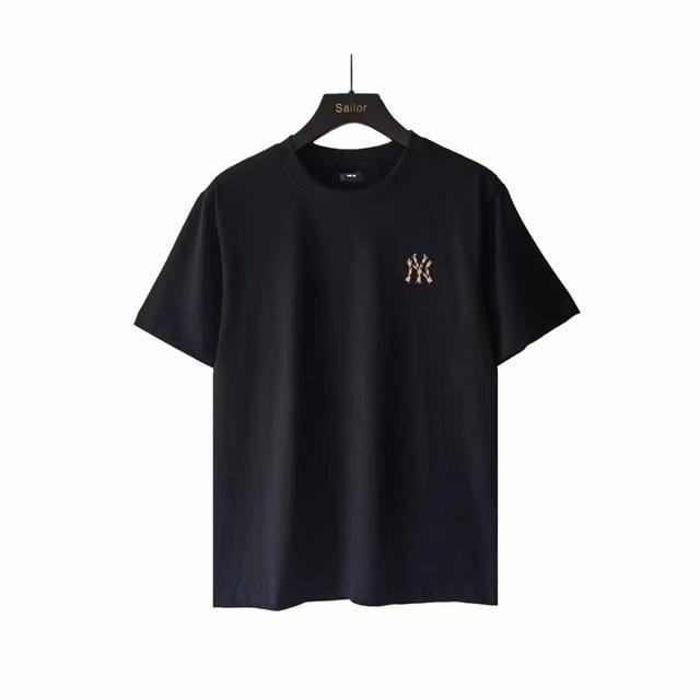 实拍细节图+尺码表 Mlb 前贴布后刺绣Logo字母T恤 五一穿Nyt恤旅游的血泪史：在长城被当移动路标？？ **正文：** 是谁五一穿着新买的Nyt恤勇闯人海