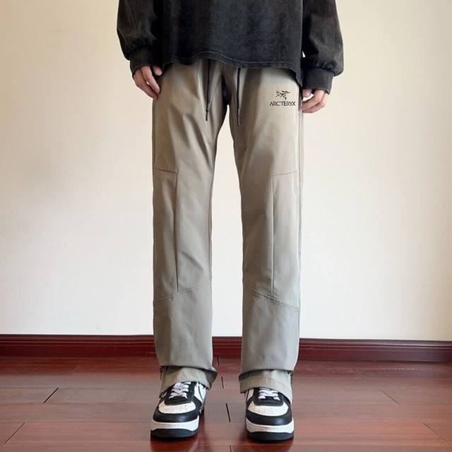 上新 Arcteryx始祖鸟裤子~春季新品 户外防水休闲裤冲锋裤 来自一款好的冲锋裤 选用科技复合面料表面质地滑溜 品质非常好，防刮耐撕裂，具备超强的防风性能，
