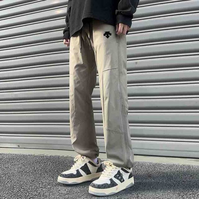 上新 Descente迪桑特春秋美式Vibe户外风高品质防风拉链直开衩机能冲锋裤 高街潮款 网络线上 海内外人气爆款∽ 采用新颖独特的防风面料 立体裁剪 大厂流
