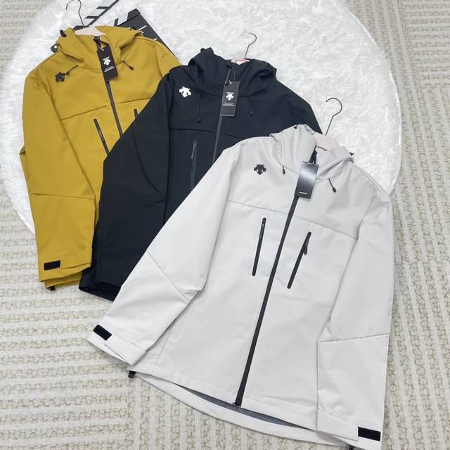 Descente 迪桑特多功能户外休闲沖锋衣外套 迪桑特官网在售款， 采用环保防风防水功能性冲锋衣面料 ，防风的同时排湿效果也很好，手感舒适 可与其他产品一起搭