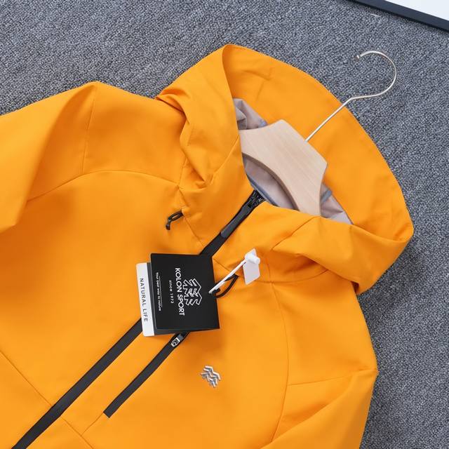 Kolonsport可隆冲锋衣情侣款户外防风防水立领连帽夹克外套 三防黑科技面料，软壳系列，立领连帽夹克 厚度适中，透气，防水防污，防风保暖，荷叶式拒水 优质面
