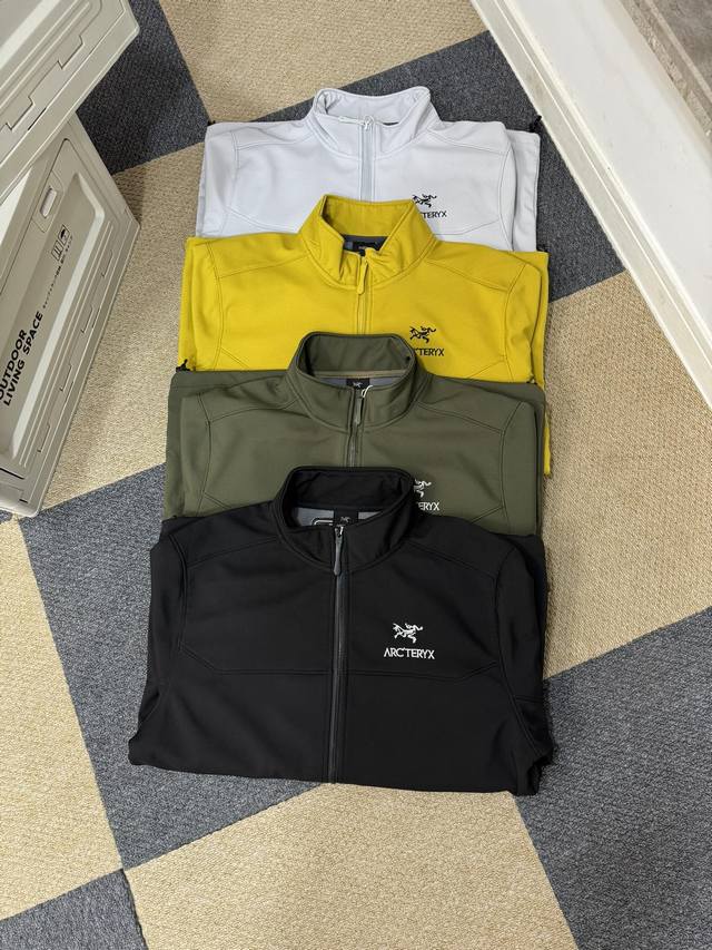始祖鸟-Arc‘Teryx 春秋户外运动休闲软壳薄绒立领印花版本冲锋衣 最新款秋季夹克外套，做工精美，刺绣Logo，不管是材质还是细节还原度以及工艺制作方面，不