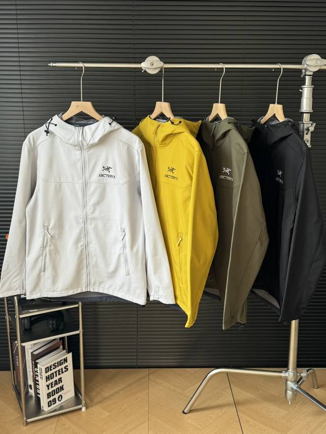 Arc‘Teryx 始祖鸟 秋季户外运动休闲软壳薄绒连帽印花冲锋衣 -颜色：黑色 黄色 灰白 军绿 -尺码：L Xl 2Xl 3Xl 4Xl 5Xl 最新款秋季