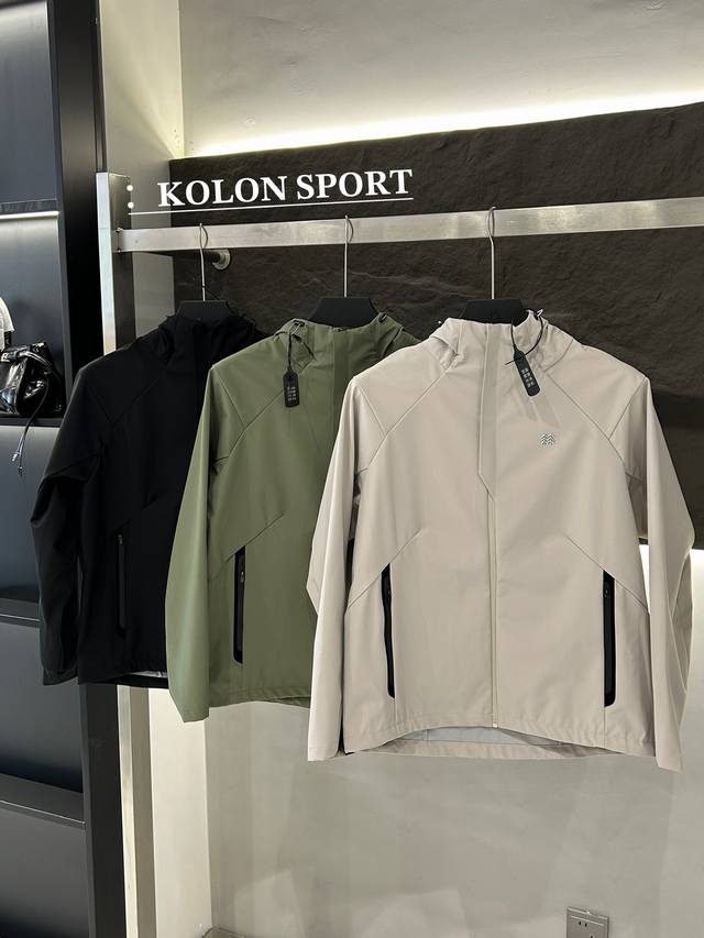 Kolon可隆一比一户外运动休闲加绒软壳冲锋衣外套！男女同款！ 内里全包条贴心设计，这款软壳连肩袖夹克面料具备防风防泼水保暖性能，高度耐磨且透气，配有加绒内里，