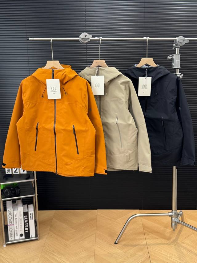 高品质压胶工艺 Kolonsport 可隆 新款硬壳压胶极简小标户冲锋衣 -颜色：黑色 卡其 橙色 -尺码：S M L Xl 2Xl 3Xl 这款羽绒服设计简洁