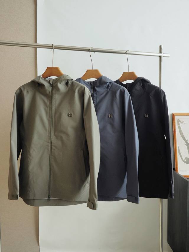 Kolon Sport可隆全热风压胶户外运动硬壳冲锋衣 全压胶多片立体剪裁冲锋衣，采用3L复合弹力面料制作，面料轻质防风，且具有防泼水透湿功能性。搭配简约设计裁