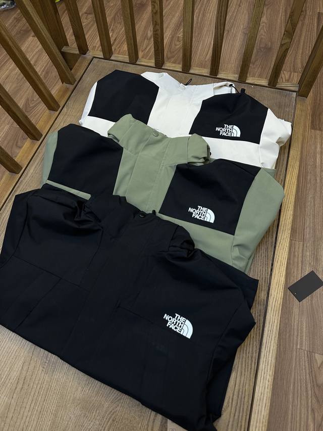 Tnfnorth Face1900经典北面冲锋衣外套 每年都超好看的3款配色 ！北面超级经典款 颜色搭配好看爆表 前后身硬线刺绣 连帽设计 双侧大口袋设计 大身