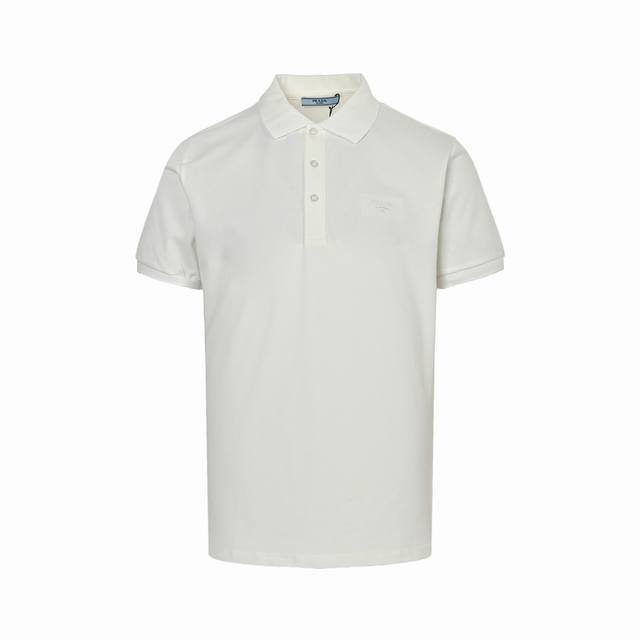 Prada 普拉达 25Ss 暗纹刺绣小标Polo短袖 选用棉质珠地网眼布打造，定制材质260G长绒棉。衣领为双系统提花定织扁机制成，有弹性，不变形。衣服全部原