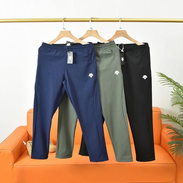 Descente 迪桑特25S春季新款男士户外运动休闲纯色长裤！ 常牛的一休款闲裤。纯色速干面料裤子种各细看节图。上手的觉感没得挑。良产心品。物所超值。细节，注