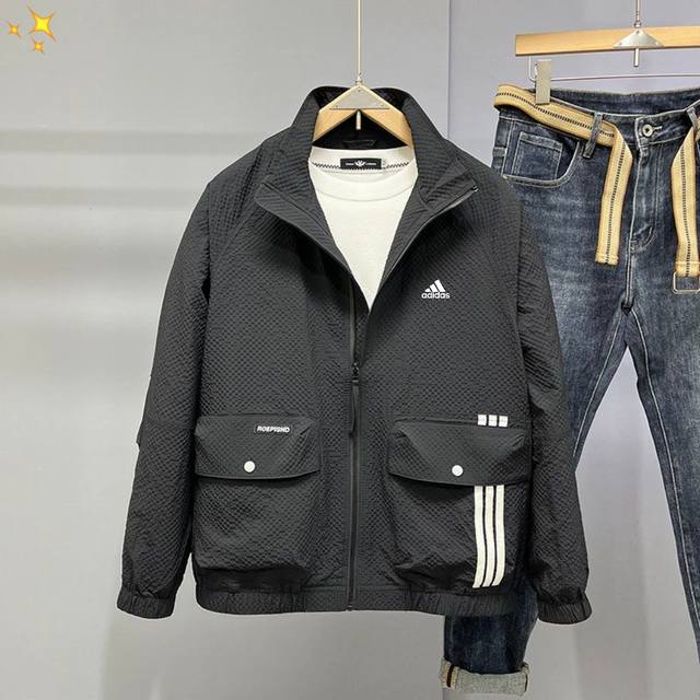 Adidas阿迪达斯 新款防晒潮流百搭休闲薄款立领工装夹克 舒适度很优秀，使用场景超多的百搭外套款式经典，多功能战衣，户外，运动，休闲适用于各类活动。阿迪经典三