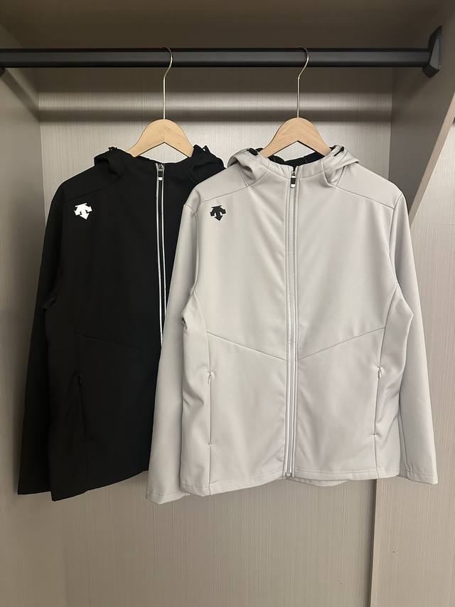 Descente 迪桑特轻量防水印花透气抓绒软壳冲锋衣连帽外套夹克 专业的户外梭织软壳材质，致密梭织哑光肌理，有弹性，防泼、抗风、耐脏、抗皱，里面有一层加厚的复