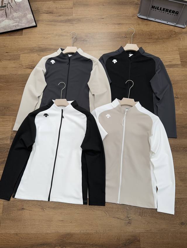 Descente 迪桑特 秋季新款拼色立领休闲通勤长袖外套！ 四色齐发，高品质面料A9981和独特设计绝对不会让你失望！ 很大气简约的一个款式，真的很好看！ 上