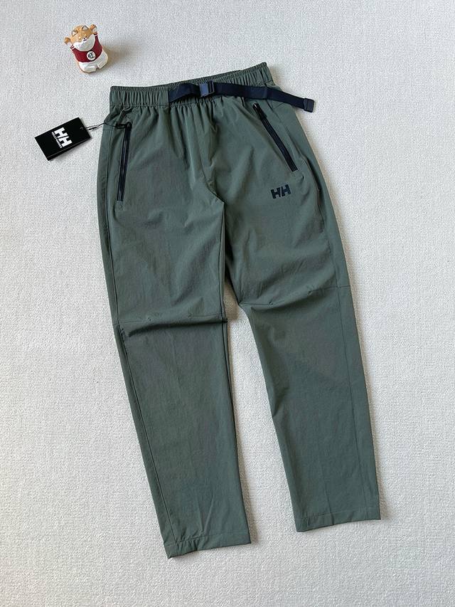 Helly Hansen Hh 海丽汉森 夏季运动休闲长裤 腰间特别设计的松紧扣，告别传统腰带的束缚与繁琐。无论是激烈的徒步攀登，还是惬意的户外漫步，它都能完美
