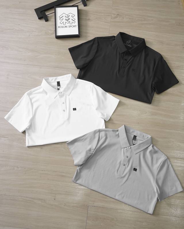 Kolon Sport可隆男子户外运动 弹力速干休闲衣短袖冰丝凉感Polo衫，秉承了吸湿速干、防晒的优秀运动功能性，穿着体感更轻盈舒适，干净简洁易穿脱。 颜色：