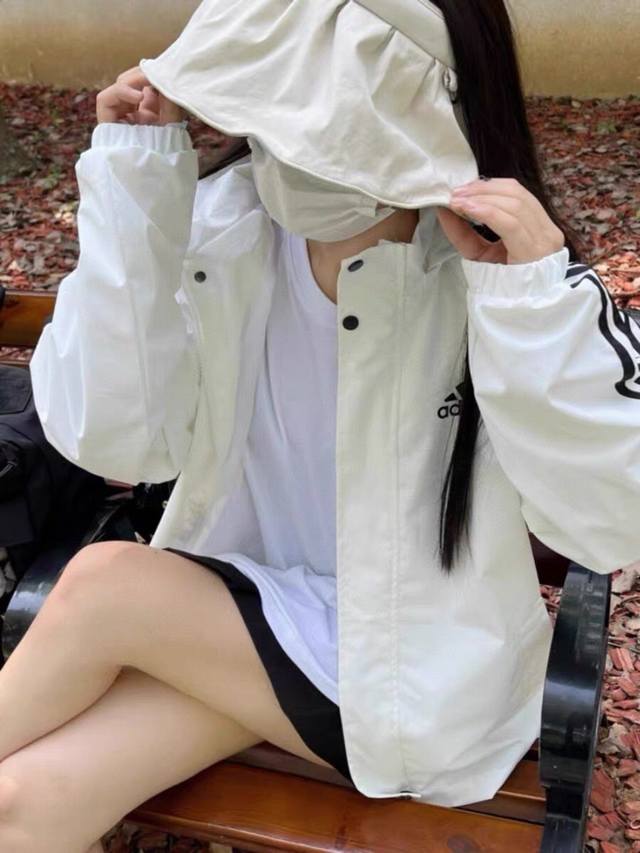 Adidas 阿迪达斯梭织夹克男2025新款运动服黑色防风衣连帽休闲外套 值得收下的外套春秋季爆款 品牌 : 阿迪达斯 颜色 : 黑色，白色，藏蓝色 面料 :