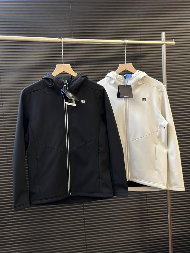 Kolonsport可隆 秋冬简约防风防水抓绒反光条拉链户外夹克外套 颜色：黑色 白色 尺码：M L Xl Xxl 最新款秋季夹克外套，做工精美，硅胶印花Log