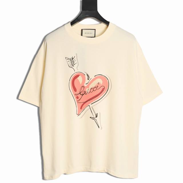 Gucci 古驰 25Ss 爱心箭头印花短袖 面料采用230克重精梳棉，定制32支1*1螺纹，成衣两遍水洗处理，面料舒适亲肤无异感，定制定染面料，纺织密度高，垂
