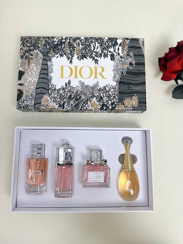 上新 七夕情人节礼物～原单品质，Dior 迪奥香水四件套，30Ml*4，每支带有独立喷头。渠道货源，每盒附防伪标识，支持扫码。套盒内含：迪奥真我香水迪奥甜心香水