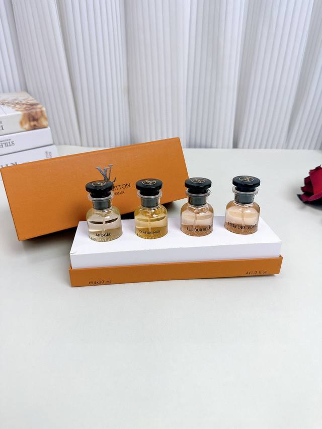上新 七夕情人节礼物～Louis Vuitton 路易威登Lv 香水中样四件套，30Ml*4，带独立喷头。渠道货源，每盒带有防伪贴，支持扫码。套盒内含：1 Ro