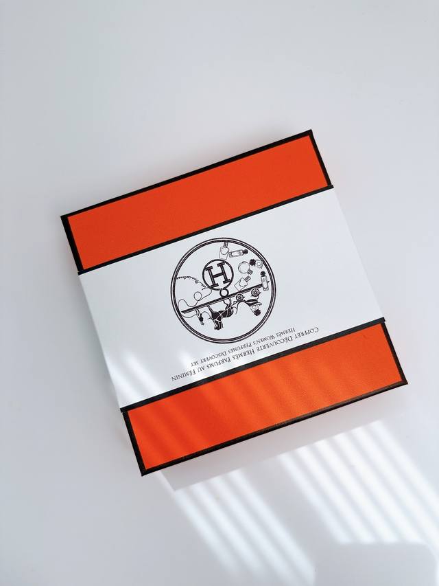 上新 七夕情人节礼物～原单品质 Hermes 爱马仕香水小样四件套，7.5Ml*4。渠道货源，每盒带有防伪贴，支持扫码。每个人喜欢的味道不一样，这个套盒可以满足