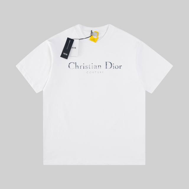 高版本 Dio*25Ss新款 Christian Dior Couture T 恤是二零二五秋季男装系列新品，为衣橱的经典单品增添时尚气质。采用蓝色仿旧效果棉质