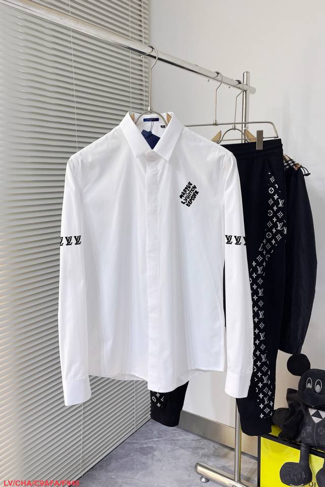 F945 Lv 路易威登 专柜最新款男士必备款长袖衬衫，100%天然棉，舒服透气，原单狠货，原版面料，柔软舒适，上身高端又奢华，足够场面的档次，这款衬衫无不骄傲