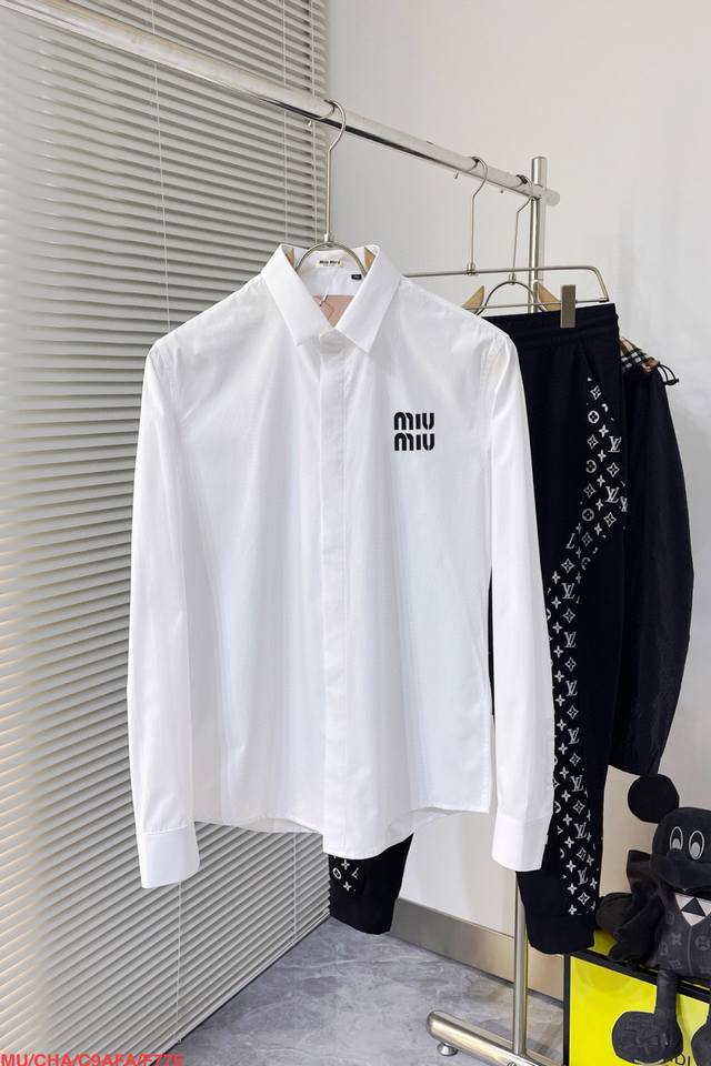 F775 Miu Miu 专柜最新款男士必备款长袖衬衫，100%天然棉，舒服透气，原单狠货，原版面料，柔软舒适，上身高端又奢华，足够场面的档次，这款衬衫无不骄傲