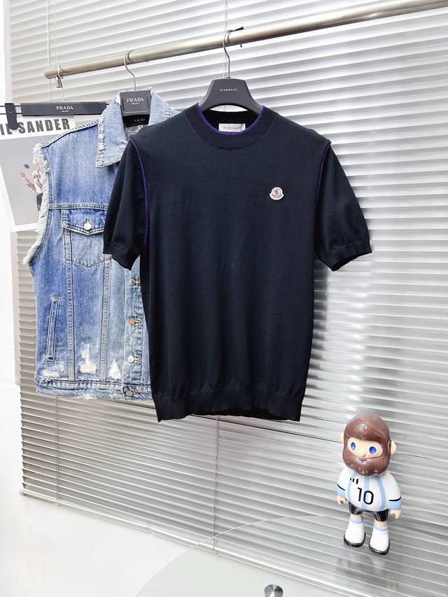 Moncler 蒙口 25Ss新款针织短袖，超经典设计，简约没有任何多余累赘感，衣橱不可缺少的一件百搭单品，采用优质羊毛制作而成，穿身上超级舒适，前卫又实穿，精