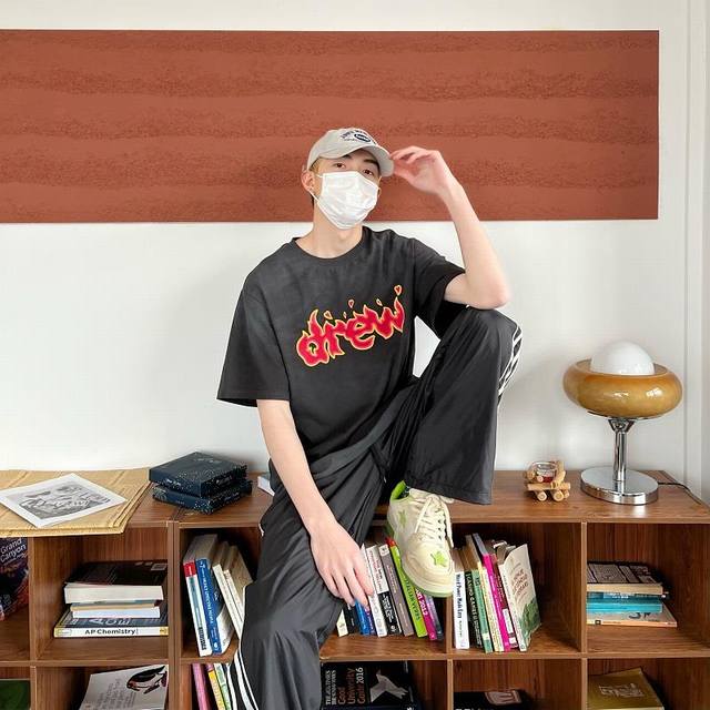 Drew House 新款做旧洗水图案印花笑脸短袖T恤宽松版男女同款 面料：240克双纱高密度纯棉面料 - 工艺: 整件衣服采用精密压花工艺 - 男女同款均可驾