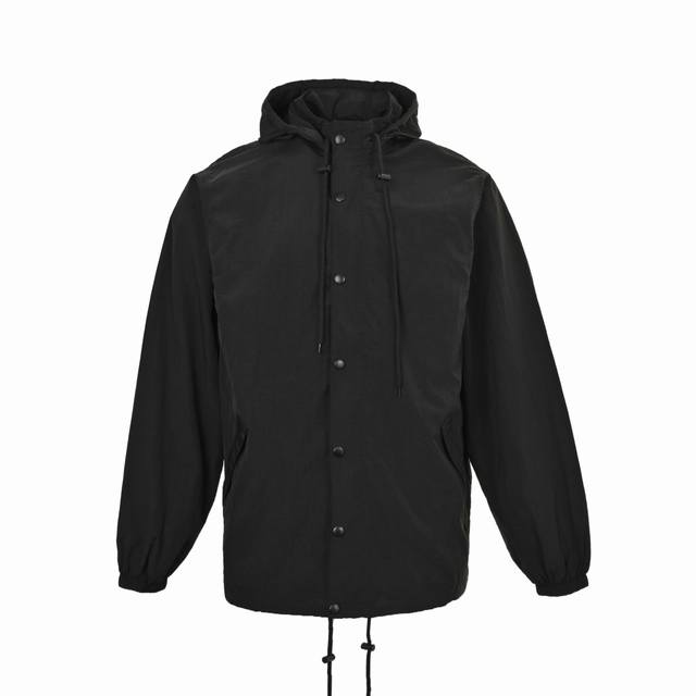 Balenciaga 巴黎世家 24Fw 字母红胶带印花连帽外套 采用定制消光塔丝隆专业面料 加施三防涂层工艺 特氟龙防污处理 抗油渍易清洁 聚酯高密鸟眼网布衬
