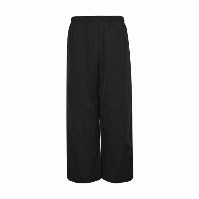 Balenciaga 巴黎世家 24Fw 曼联队标刺绣长裤 采用定制消光塔丝隆专业面料 加施三防涂层工艺 特氟龙防污处理 抗油渍易清洁 聚酯高密鸟眼网布衬里 立