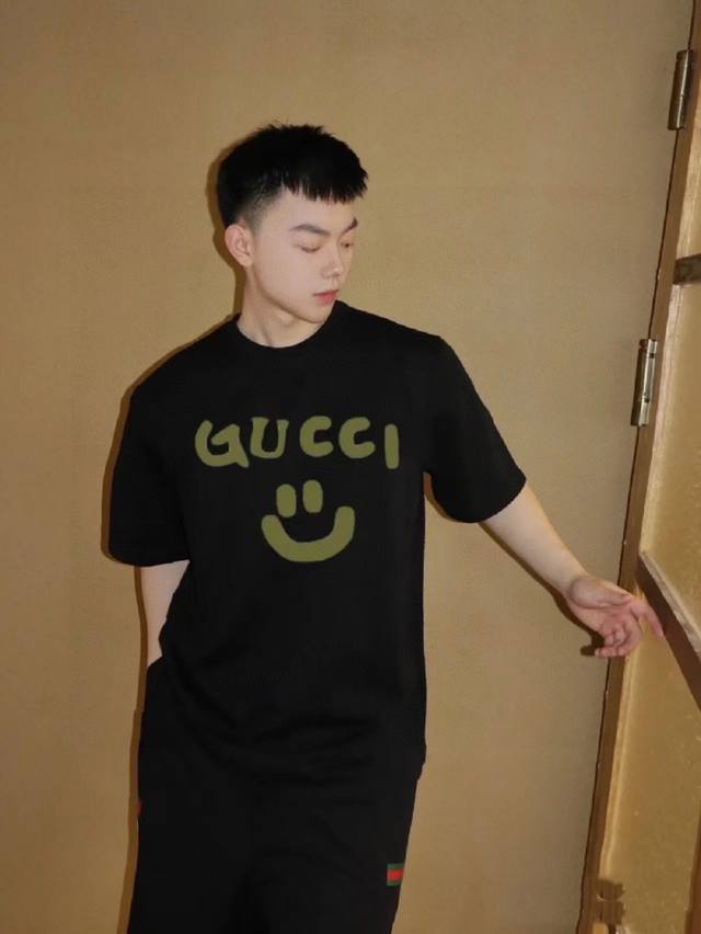Gucci 春夏新款笑脸印花短袖T恤简单耐看的设计 Is 剪裁宽松风格 男女同款 情侣款 Oversize版型 尺码推荐表 M -110斤 L 110-130斤