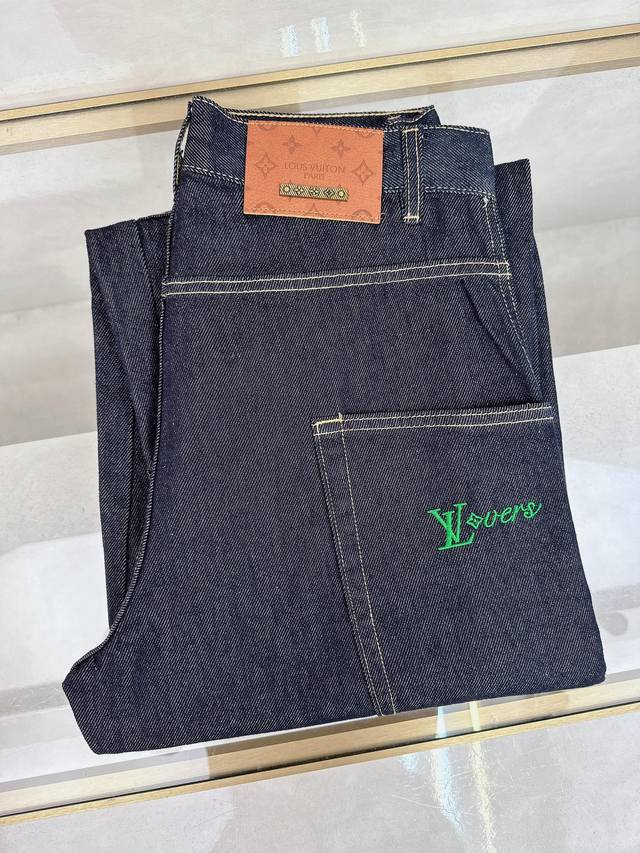 Lv 2025夏季新款现货上市，原单爆款牛仔裤超级定制款，原版五金，超级重工工艺，版型超赞细节做工无可挑剔！款式不挑人，特别高档，好货不等人，看中赶紧下手，尺码