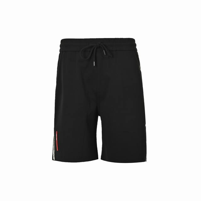 Prada 普拉达 24Ss 红色Logo胶条条纹短裤 男女同款全新美学灵感趣味设计,渠道性质精品。让整体造型设计更加优雅时尚， 今夏最火系列，无数明星潮人追捧