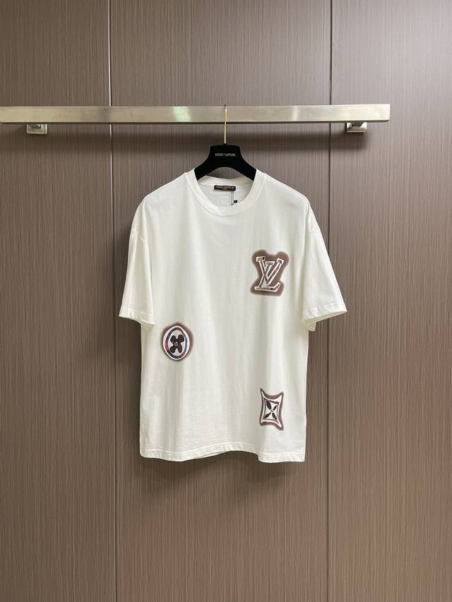 Lv 2025Ss 限定新品涂鸦Logo印花短袖T恤，基础简约百搭款式，面料采用是高克重的针织棉布料，柔软扎实，质感满分，对比鲜明，一如既往的宽松版型，男生女生