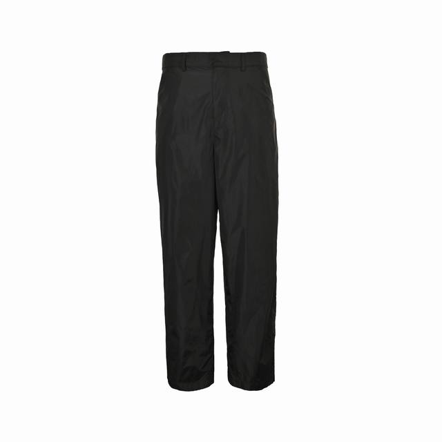 Prada 普拉达 25Fw 后翻盖口袋再生尼龙长裤 选用品牌标志性的再生尼龙面料，与传统尼龙性能相当，具备高强度，抗撕裂，耐磨损等特性。其质地轻盈，同时又具备