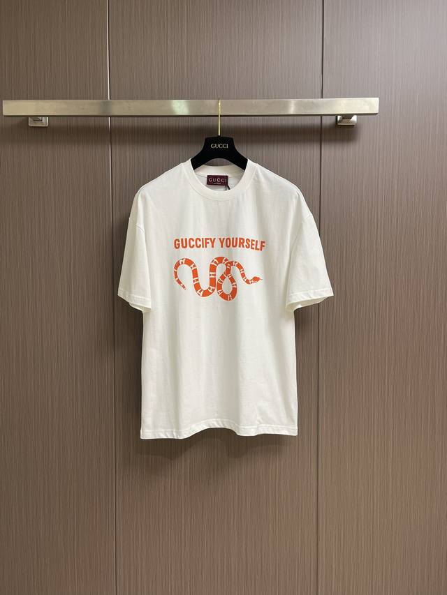 Gucci 2025Ss夏季新款双G蛇印花短袖T恤，采用15S精棉平纹面料，230G；搭配32S双纱螺纹，300G。硅油高密度弹力胶浆印花是一种特殊的印花工艺，