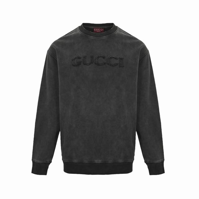 Gucci 古驰 25Fw 破损字母贴布绣圆领卫衣 定制奢雅双织棉锦绒，洗水做旧工艺后墨影沉黑，进口机贴布绣工艺，使用先进的计算机控制系统和精密的机械部件，实现