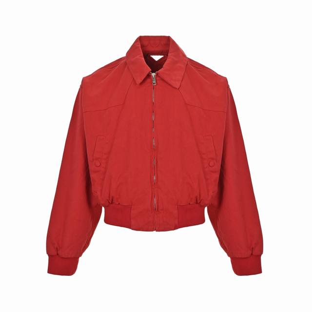 Prada 普拉达 25Fw 正红短款夹克外套 采用高端定制面料工艺，合成纤维的染色和印花工艺使得服装更具时尚感。设计师可以利用合成纤维面料的多样性，创造出独特