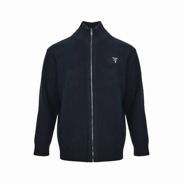 Prada 普拉达 倒三角针织拉链开衫外套 原版2 0购入，羊绒羊毛混纺材质，成衣880G，高品质高克重 ，质感十足并且舒适亲肤 。五金拉链开模定做，单拉链门襟