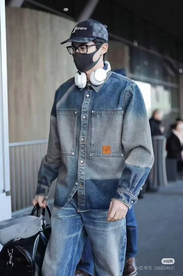 供 王鹤棣同款 Louis Vuitton Lv路易威登2025新款影印日晒褪色效果丹宁渐变复古口袋牛仔外套衬衫 斜纹棉牛仔面料 透气性佳 柔软亲肤 翻领廓形牛