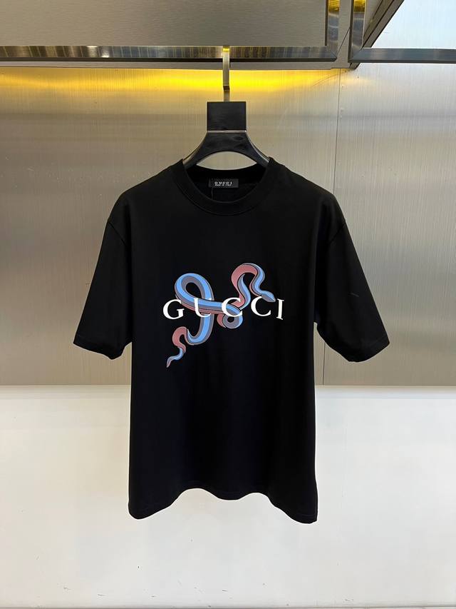 Gucci、2025新款男短袖T恤，选用客供进口定制面料，面料织纹平顺细腻且富有质感，着身的舒爽和透气吸湿性都非常的优越，贴肤舒适无闷热感，让你体验到极致享受的