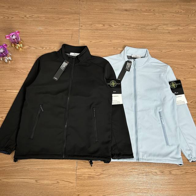供 控 Stone Island 石头岛软壳机能拉链冲锋衣夹克外套 甄选品质 实拍可见 面料采用高品质优质三防正品软壳冲锋衣面料 多处机能拉链设计 整件二本针走