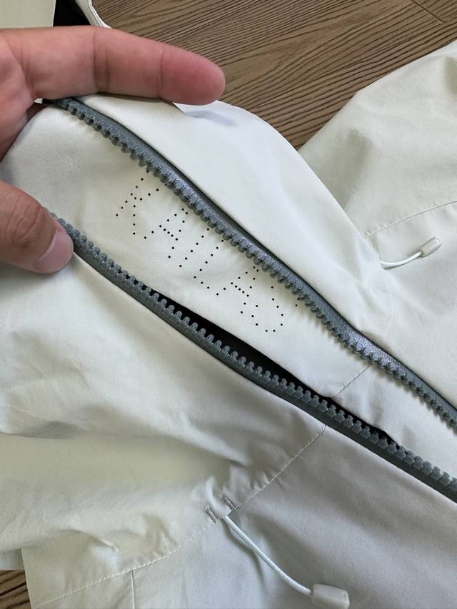 细节图 Kailas凯乐石Mont- X硬壳冲锋衣全天候Gtx防暴雨水专业登山服 高版本 凯乐石Mont X是一款全天候硬壳冲锋衣，以下将从其面料性能、设计细节