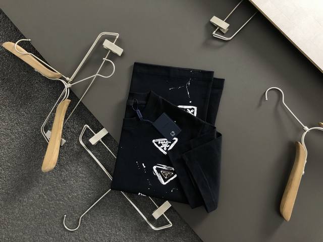 Prad*合身版型S-Xl 25春夏顶编金属三角标涂鸦重工工艺潮牌短袖，精致工艺专柜面料，顶级元素融合打造，3标齐全，潮男时尚，无论是上身舒适度还是都是无可比拟