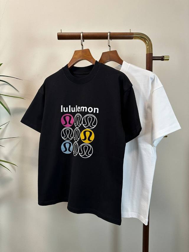 Lu Lu 2025新款 圆领 短袖 T恤 高端版本！专柜定制面料 透气舒适度高，细节无可挑剔，品牌元素设计理念，体现高品质。手感细腻柔软！呈现休闲裁剪，上身版