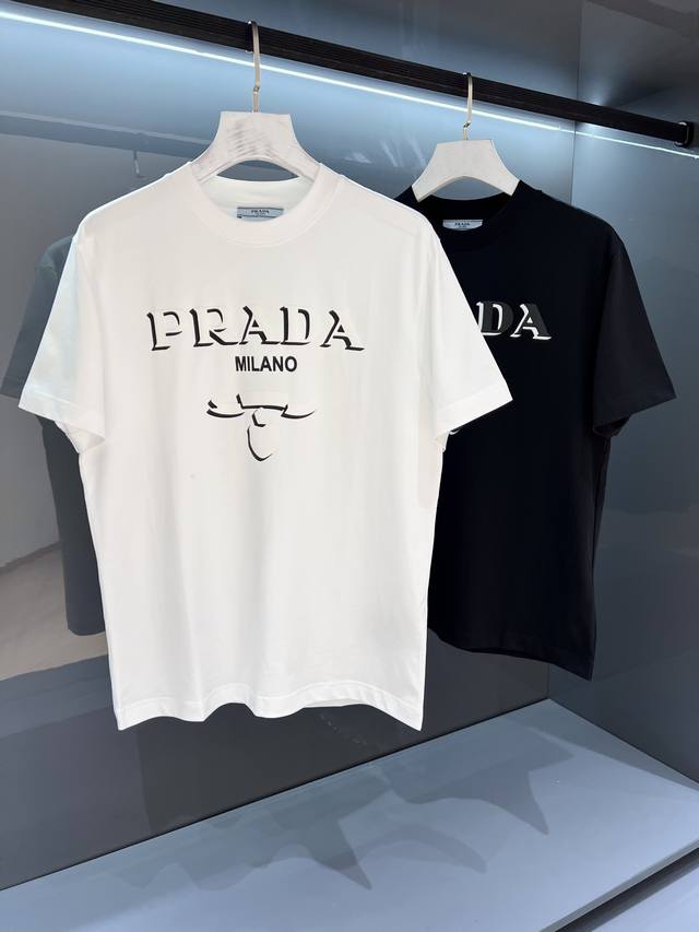 新品 Os版型 2025夏季新品Pr*Da 男士圆领印花字母Logo 短袖T恤 。Os设计裁剪,兼具个性时尚范儿,与生俱来的不平凡.单穿内搭皆适宜 极简休闲的经