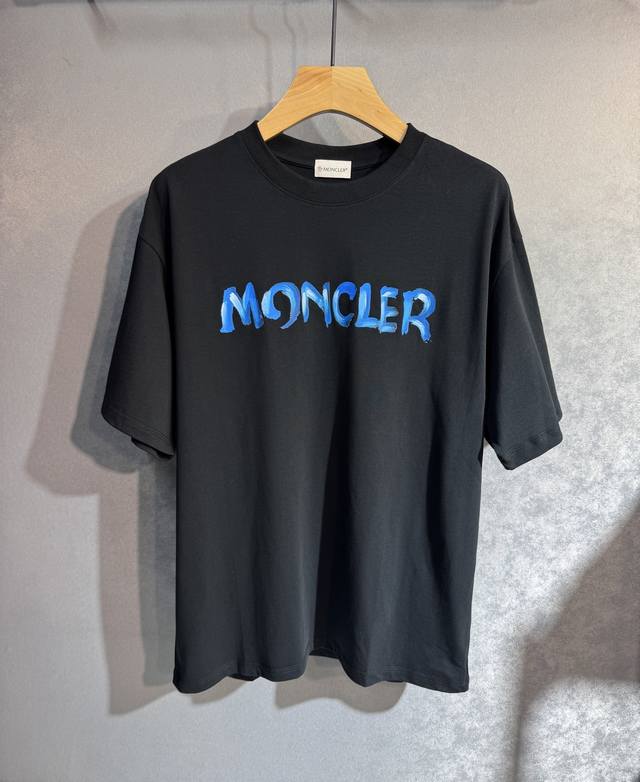 Moncler 蒙口 25Ss新款春夏短袖 最高版本客供定制纯棉面料 舒适透气 简单时尚款，配色超级好看！经典Logo的设计 简单大方的款式！608满满的高级感