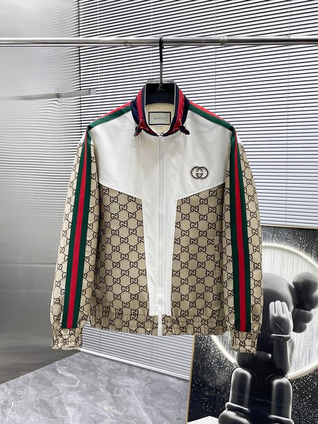 古奇 Gucci 2025Ss新款 立领 夹克 外套，高端版本！专柜定制面料 透气舒适度高，细节无可挑剔，品牌元素设计理念，体现高品质。手感细腻柔软！呈现休闲裁