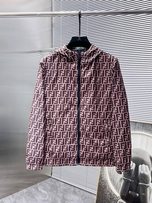 芬迪 Fendi 2025新款 双面穿 连帽 夹克 外套，高端版本！专柜定制面料 透气舒适度高，细节无可挑剔，品牌元素设计理念，体现高品质。手感细腻柔软！呈现休